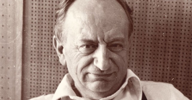 Dušan Duško Radović Biografija Na fotografiji je prikazan književnik: Dušan Duško Radović