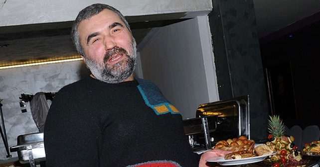 Miki Đuričić Biografija Na fotografiji je prikazan pčelar, kuvar, voditelj: Miki Đuričić