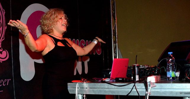 Marina Perazić Biografija Na fotografiji je prikazan pevačica: Marina Perazić
