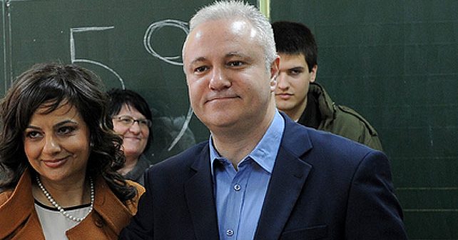 Mlađan Dinkić Biografija Na fotografiji je prikazan magistar ekonomije, političar, muzičar: Mlađan Dinkić
