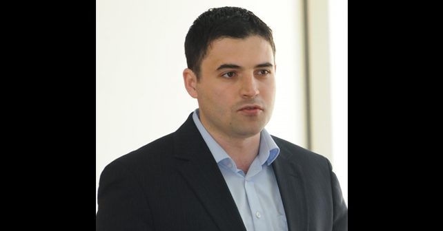 Davor Bernardić Biografija Na fotografiji je prikazan političar: Davor Bernardić