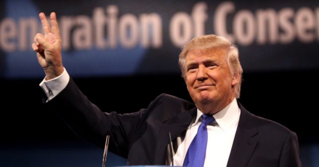 Donald Džon Tramp (Donald John Trump) Biografija Na fotografiji je prikazan preduzetnik, političar, predsednik sad: Donald Džon Tramp (Donald John Trump)