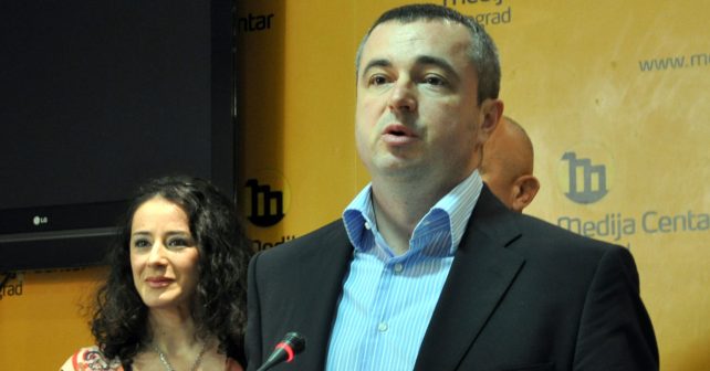 Dušan Bajatović Biografija Na fotografiji je prikazan političar, inženjer elektrotehnike: Dušan Bajatović