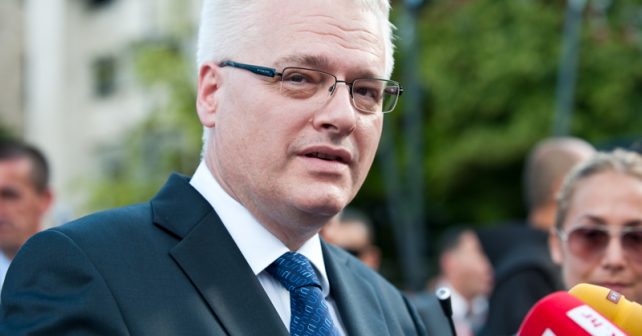 Ivo Josipović Biografija Na fotografiji je prikazan političar, pravnik, profesor: Ivo Josipović