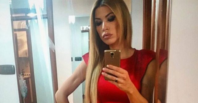 Olja Crnogorac Biografija Na fotografiji je prikazan manekenka, voditeljka, modni dizajner: Olja Crnogorac