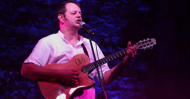 Marijan Ban Biografija Na fotografiji je prikazan muzičar, pevač: Marijan Ban