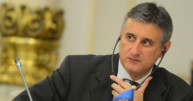 Tomislav Karamarko Biografija Na fotografiji je prikazan političar: Tomislav Karamarko