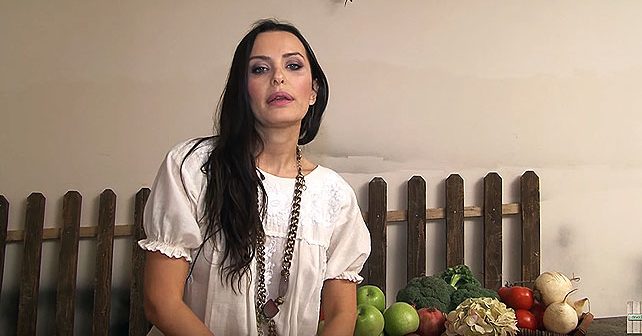 Elena Karaman-Karić Biografija Na fotografiji je prikazan dizajner nameštaja, preduzetnik: Elena Karaman-Karić