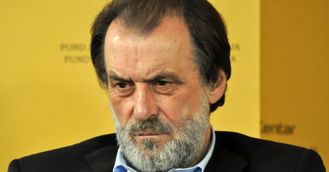 Vuk Drašković Biografija Na fotografiji je prikazan političar: Vuk Drašković
