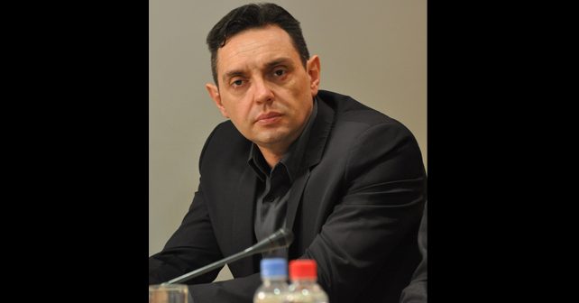 Aleksandar Vulin Biografija Na fotografiji je prikazan političar: Aleksandar Vulin