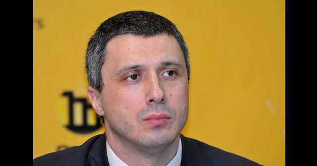 Boško Obradović Biografija Na fotografiji je prikazan političar: Boško Obradović