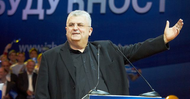 Nenad Čanak Biografija Na fotografiji je prikazan političar: Nenad Čanak
