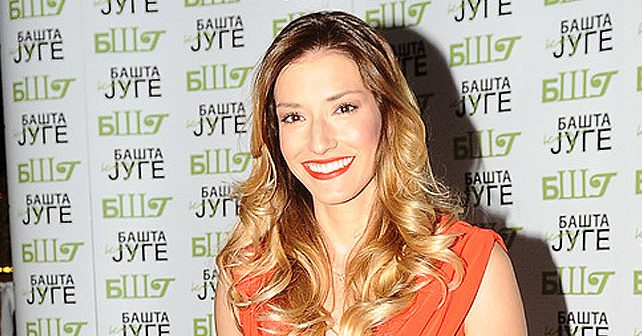Jovana Janković Joksimović Biografija Na fotografiji je prikazan voditeljka, novinarka: Jovana Janković Joksimović