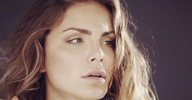 Nina Seničar Biografija Na fotografiji je prikazan manekenka, glumica, voditeljka: Nina Seničar