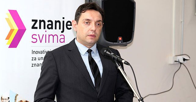 Aleksandar Vulin Biografija Na fotografiji je prikazan političar: Aleksandar Vulin