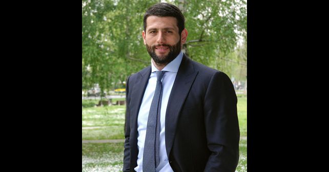 Aleksandar Šapić Biografija Na fotografiji je prikazan bivši vaterpolista, političar: Aleksandar Šapić