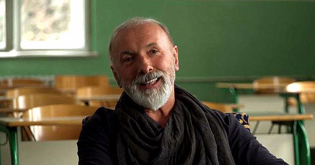 Dino Merlin (Edin Dervišhalidović) Biografija Na fotografiji je prikazan pevač, muzičar, kantautor: Dino Merlin (Edin Dervišhalidović)