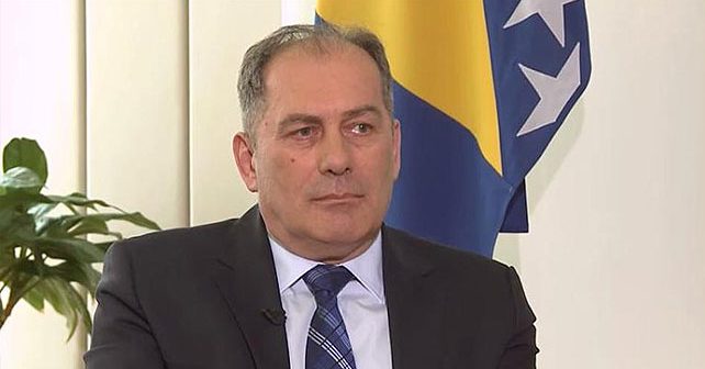 Dragan Mektić Biografija Na fotografiji je prikazan političar, kriminalni inspektor: Dragan Mektić