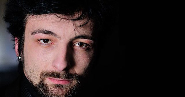 Edvin Kanka Ćudić Biografija Na fotografiji je prikazan aktivista za zaštitu ljudskih prava, novinar: Edvin Kanka Ćudić