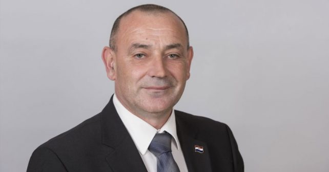 Tomo Medved Biografija Na fotografiji je prikazan političar, general u penziji, ministar: Tomo Medved
