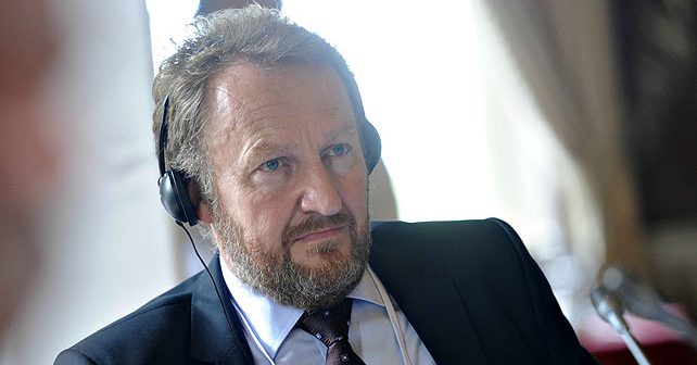 Bakir Izetbegović Biografija Na fotografiji je prikazan političar: Bakir Izetbegović