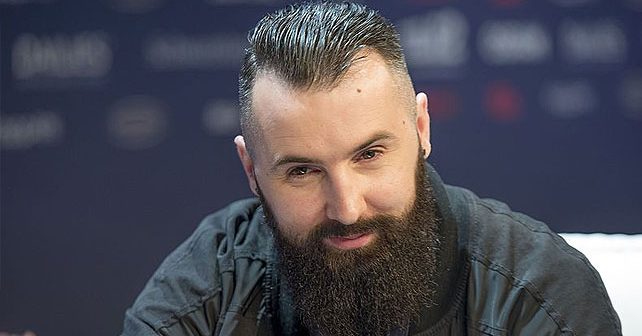Jala Brat (Jasmin Fazlić) Biografija Na fotografiji je prikazan tekstopisac, muzičar: Jala Brat (Jasmin Fazlić)