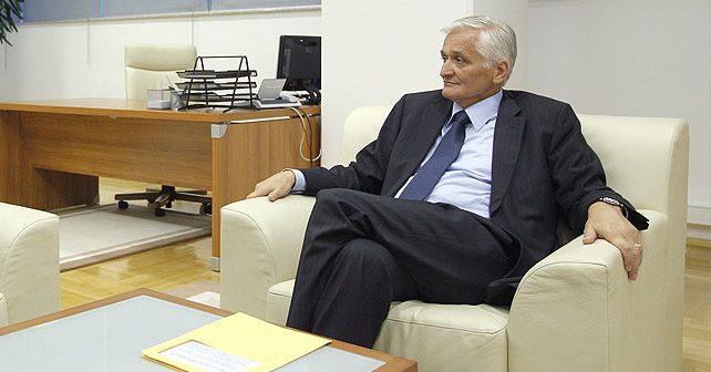 Nikola Špirić Biografija Na fotografiji je prikazan političar, profesor ekonomije: Nikola Špirić