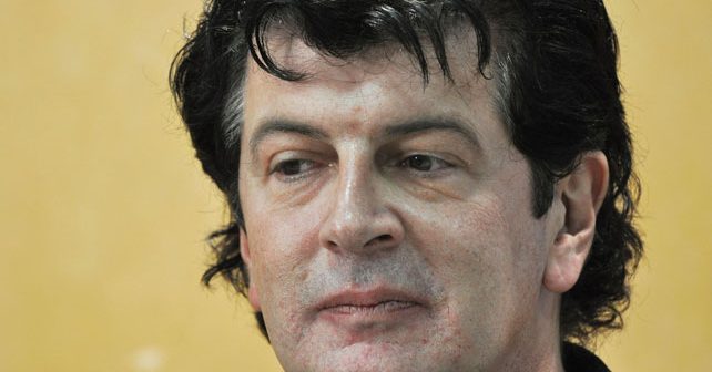 Momčilo Bajagić Bajaga Biografija Na fotografiji je prikazan pevač, muzičar: Momčilo Bajagić Bajaga
