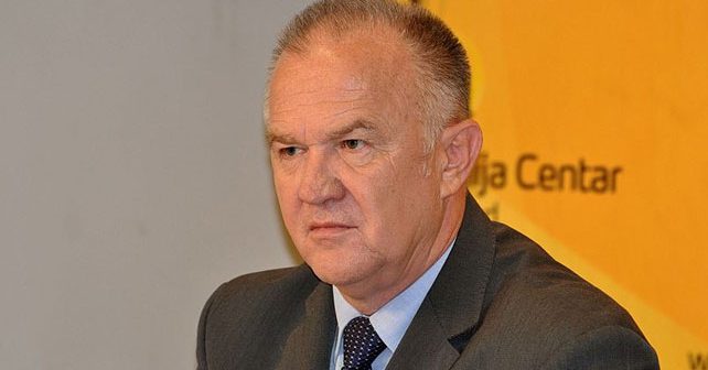 Dragan Čavić Biografija Na fotografiji je prikazan političar, diplomirani ekonomista: Dragan Čavić