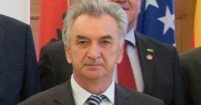 Mirko Šarović Biografija Na fotografiji je prikazan političar, diplomirani pravnik: Mirko Šarović