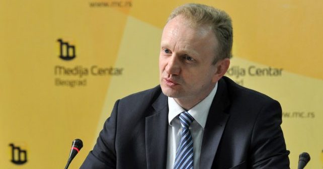 Dragan Đilas Biografija Na fotografiji je prikazan političar, inženjer mašinstva (vazduhoplovstvo): Dragan Đilas
