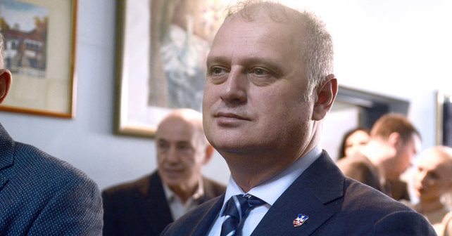 Goran Vesić Biografija Na fotografiji je prikazan pravnik, preduzetnik, političar: Goran Vesić