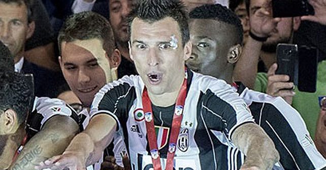 Mario Mandžukić Biografija Na fotografiji je prikazan fudbaler: Mario Mandžukić