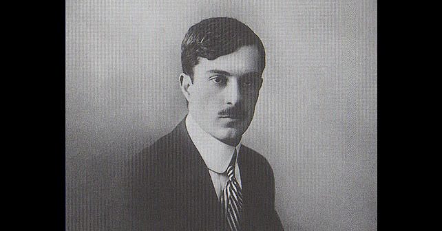 Veljko Petrović Biografija Na fotografiji je prikazan pesnik, književnik: Veljko Petrović