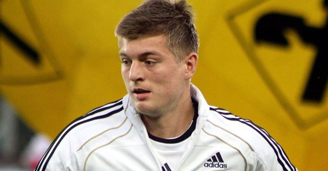 Toni Kroos Biografija Na fotografiji je prikazan fudbaler: Toni Kroos