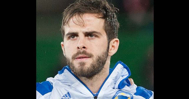 Miralem Pjanić Biografija Na fotografiji je prikazan fudbaler: Miralem Pjanić