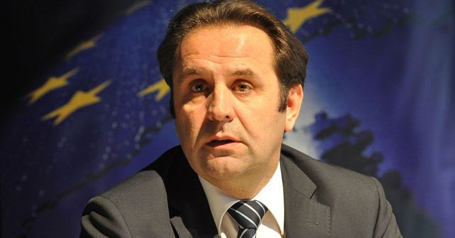 Rasim Ljajić Biografija Na fotografiji je prikazan političar, ministar, doktor medicine: Rasim Ljajić