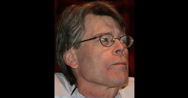 Stiven King (Stephen King) Biografija Na fotografiji je prikazan pisac, glumac, producent: Stiven King (Stephen King)