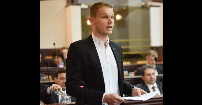 Draško Stanivuković Biografija Na fotografiji je prikazan student, političar: Draško Stanivuković