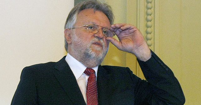 Dušan Vujović Biografija Na fotografiji je prikazan političar, doktor ekonomskih nauka: Dušan Vujović