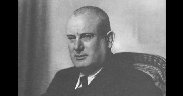 Tin Ujević Biografija Na fotografiji je prikazan književnik, pesnik, prevodilac: Tin Ujević