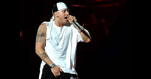 Na fotografiji je prikazan pevač (reper): Eminem