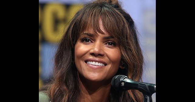 Halle Berry (Hali Beri) Biografija Na fotografiji je prikazan glumica: Halle Berry (Hali Beri)