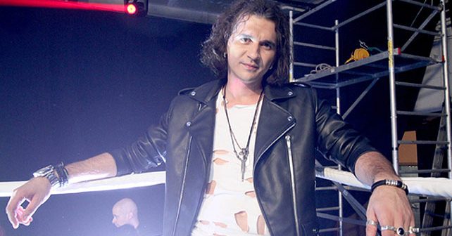 Pavle Dejanić Biografija Na fotografiji je prikazan pevač, muzičar: Pavle Dejanić