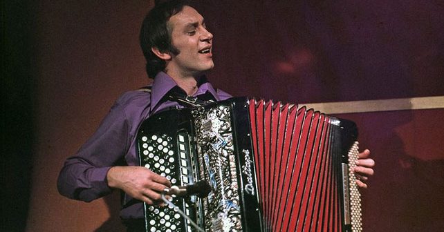 Predrag Živković Tozovac Biografija Na fotografiji je prikazan pevač, muzičar: Predrag Živković Tozovac