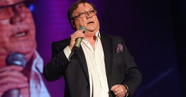 Halid Bešlić Biografija Na fotografiji je prikazan pevač: Halid Bešlić