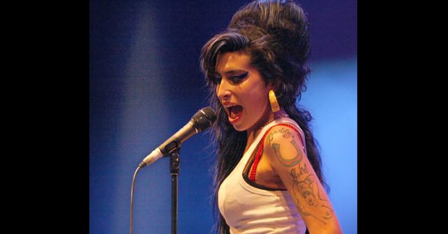 Ejmi Vajnhaus (Amy Winehouse) Biografija Na fotografiji je prikazan pevačica: Ejmi Vajnhaus (Amy Winehouse)