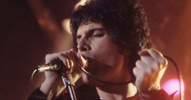 Na fotografiji je prikazan pevač: Freddie Mercury (Fredi Merkjuri)