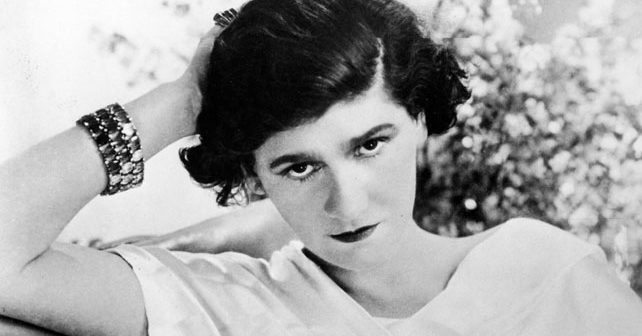 Koko Šanel (Coco Chanel) Biografija Na fotografiji je prikazan modna dizajnerka: Koko Šanel (Coco Chanel)