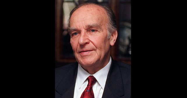 Alija Izetbegović Biografija Na fotografiji je prikazan političar: Alija Izetbegović